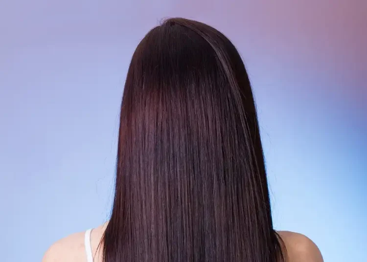 caspa grudada no cabelo